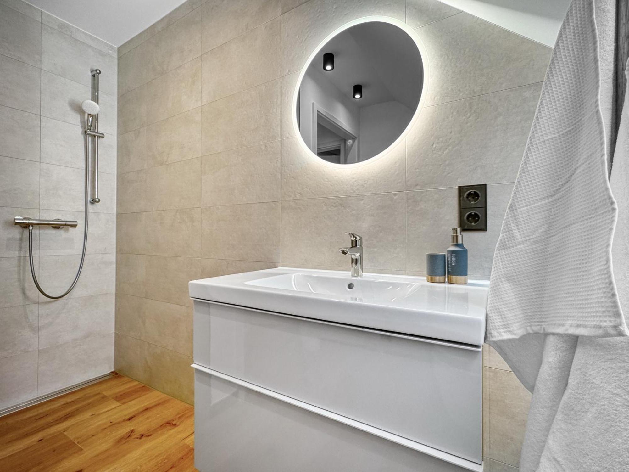 Cblue: Seeblick, Kamin, Wallbox, Natur Bentwisch Bagian luar foto